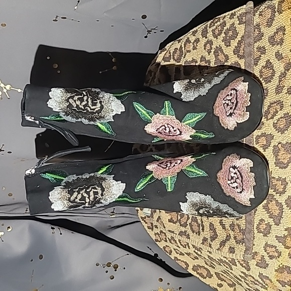Black Suede w/embroidered flowers heeled boots Rebecca Minkoff - Picture 2 of 3